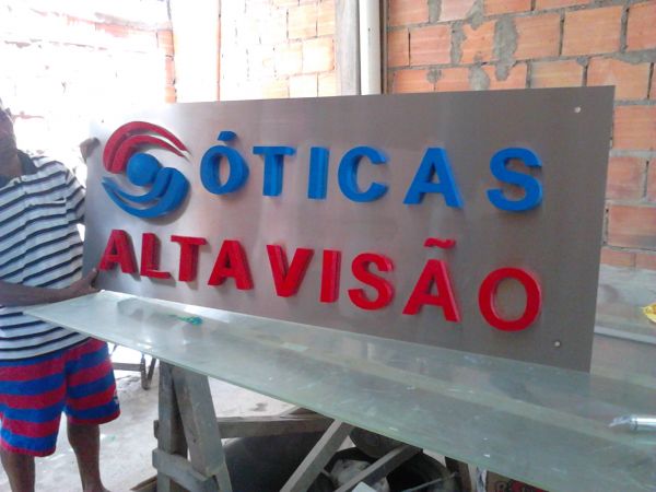 letras em caixaria pintadas com tinta automotiva e chapa de aço inóx