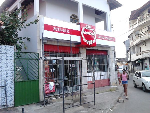 fachada de aluminio composto e letras de poliestileno